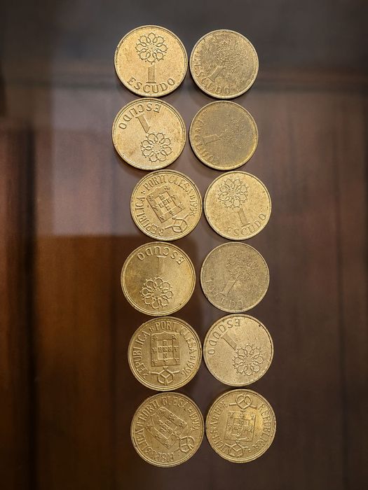 Coleção de 12 moedas de 1 Escudo (1986–1999), apenas em falta os anos 1997 e 1998. Ideal para completar coleção.
