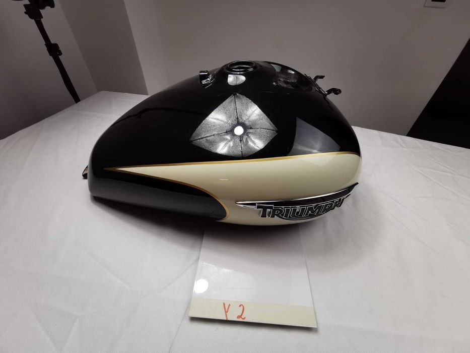 TRIUMPH BONNEVILLE AMERICA 865 Zbiornik Bak Oryginał Emblemat