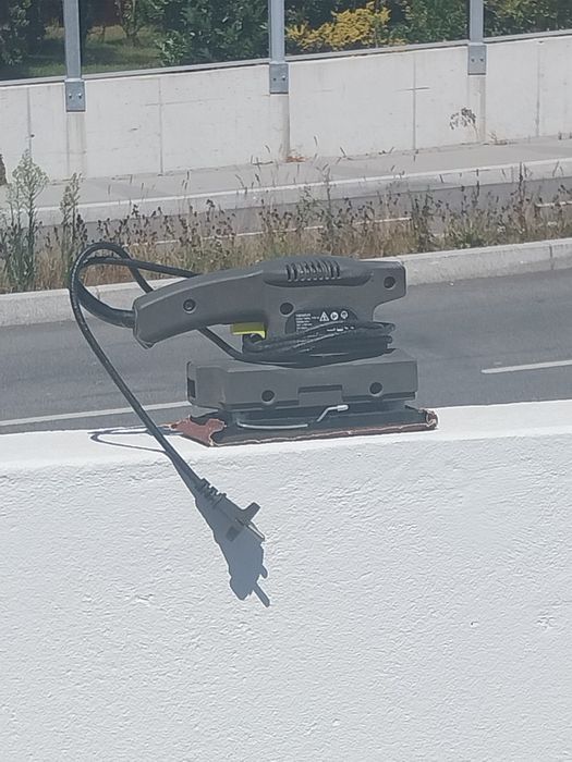 Lixadora orbital em bom estado
