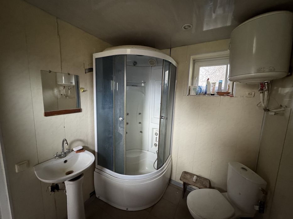 Продаж двоповерхового будинку з банею та ставком