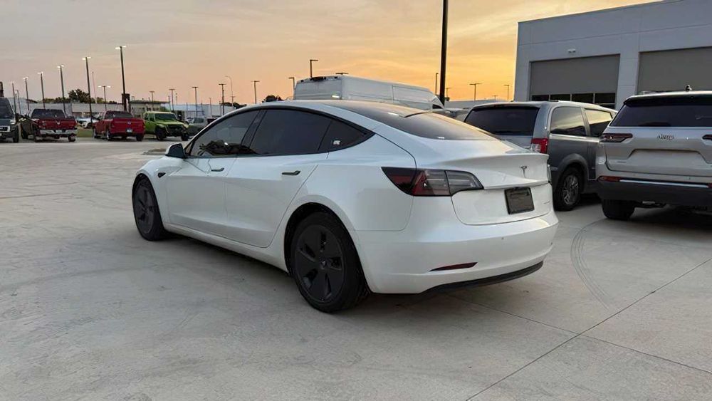 Tesla Model 3 Long Range      2022