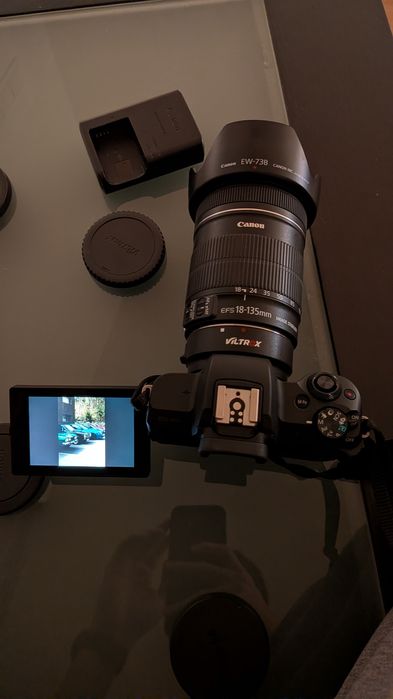 Canon EOS M50 + adaptador EOS M para EFS + EFS 18-135mm IS,