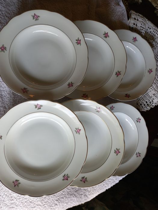 Pratos de sopa e rasos mais uma travessa da vista alegre