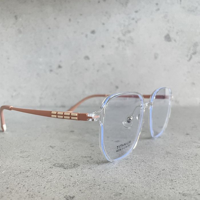 Oprawki okularowe do wymiany na szkła korekcyjne.