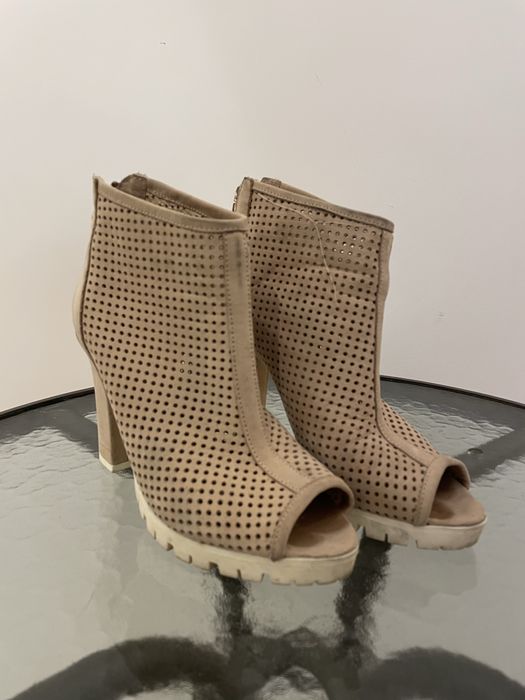 Buty na obcasie z grubą podeszwą