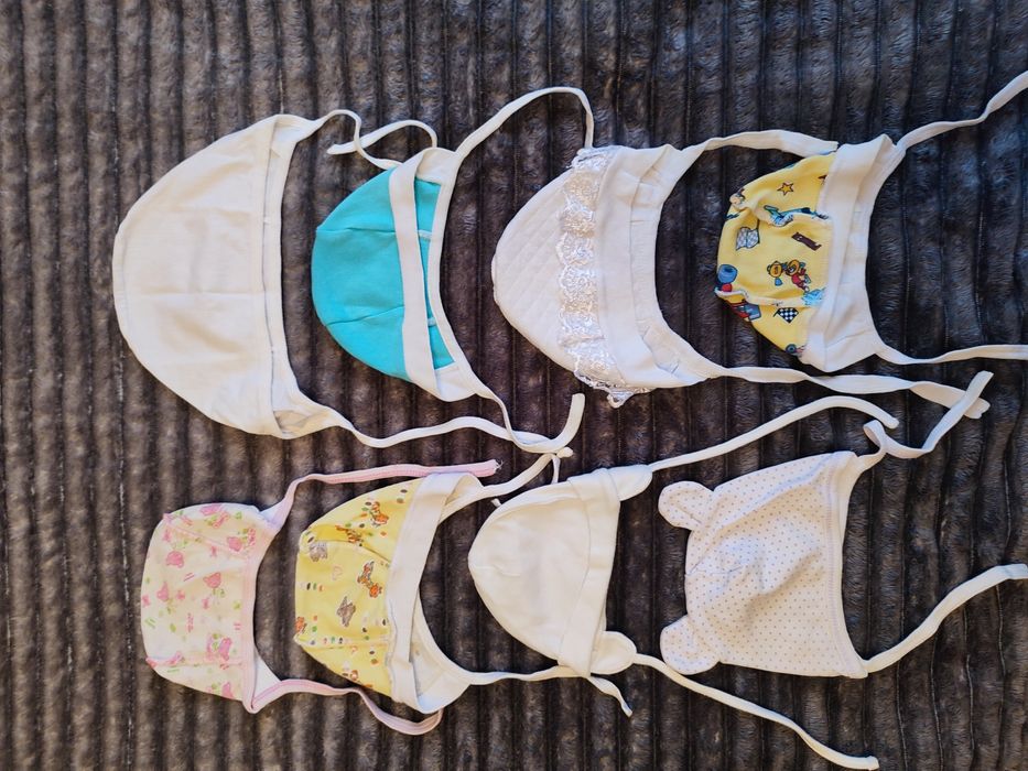 Шапочки , царапкі, кофточкі.