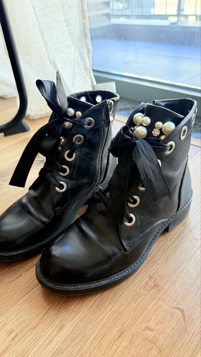 Botas pretas em pele com pérolas