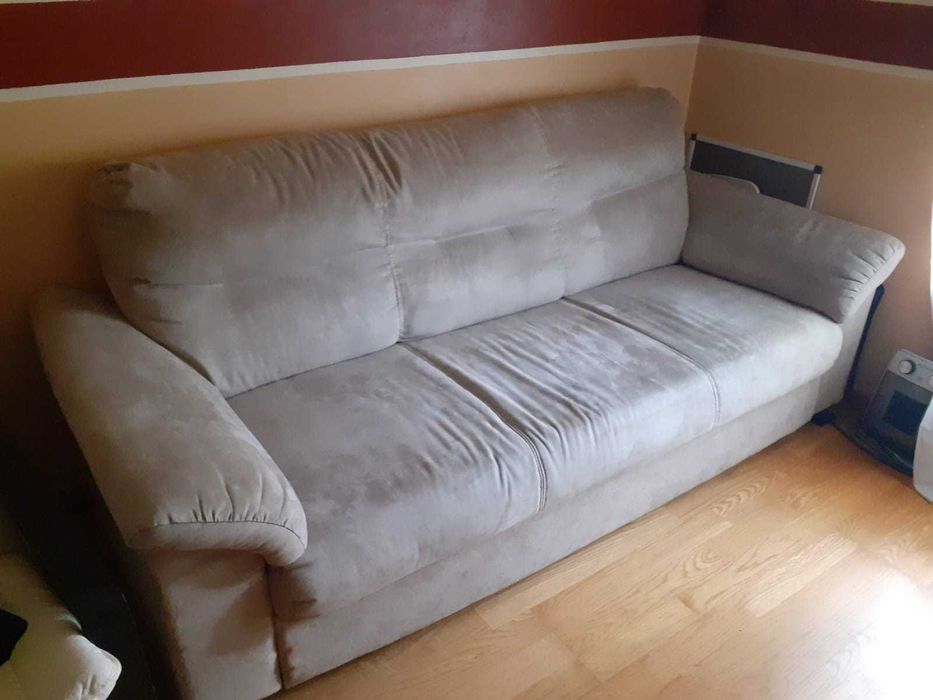 Sofá creme de três lugares