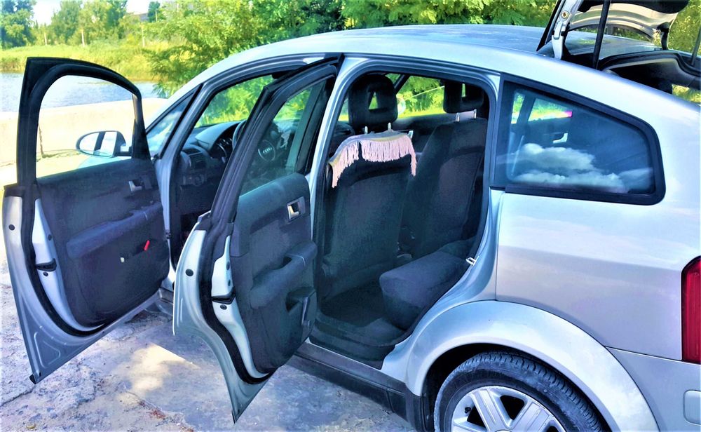 Автомобиль AUDI A2