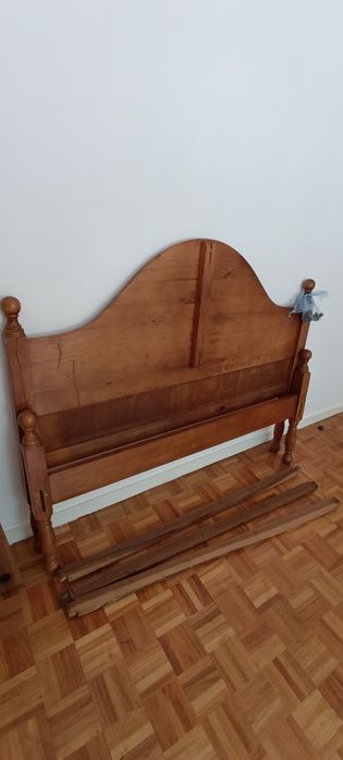 Cama madeira maciça em bom estado!