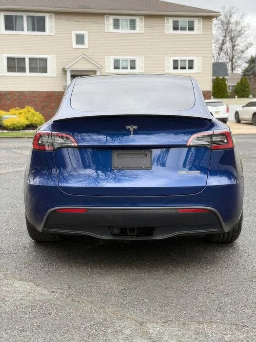 Tesla Model Y      2023