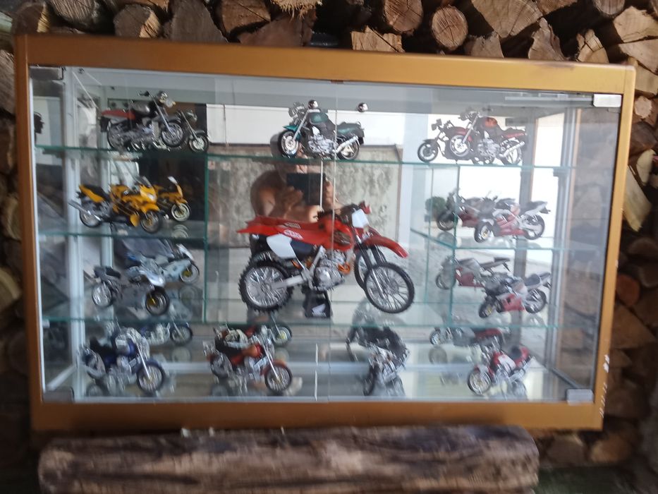 Vitrine em vidro com uma colação 12 MOTAS.