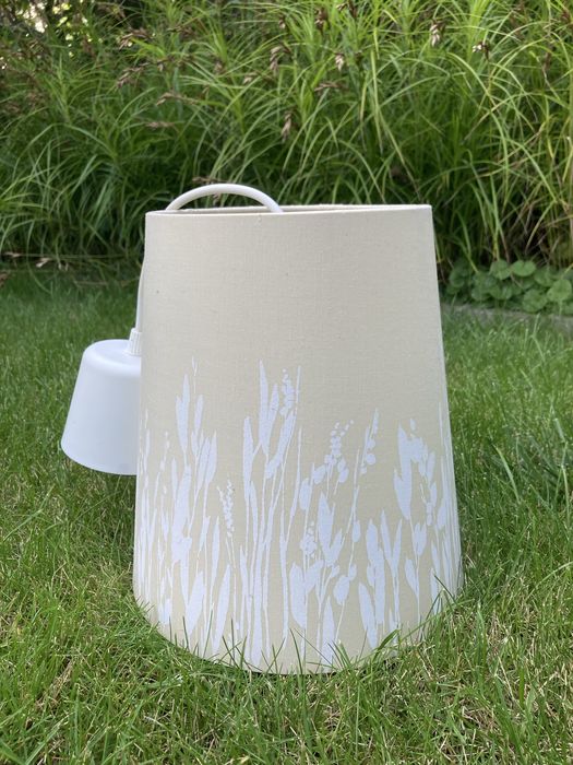 Lampa sufitowa wisząca Ikea beżowa kremowa w kwiaty z żarówką