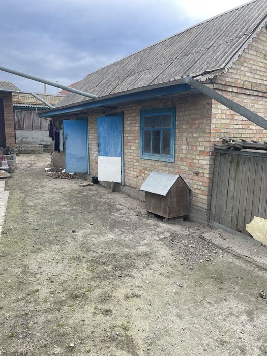 Продам будинок 1/3  зі землею