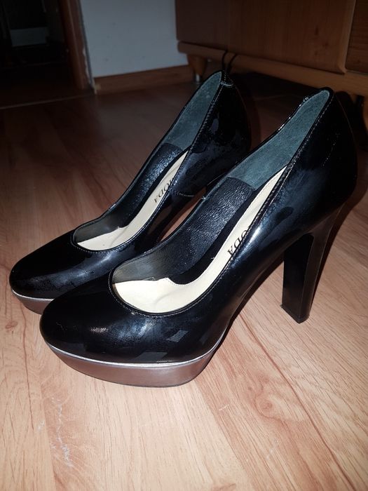 Czarne buty na obcasie