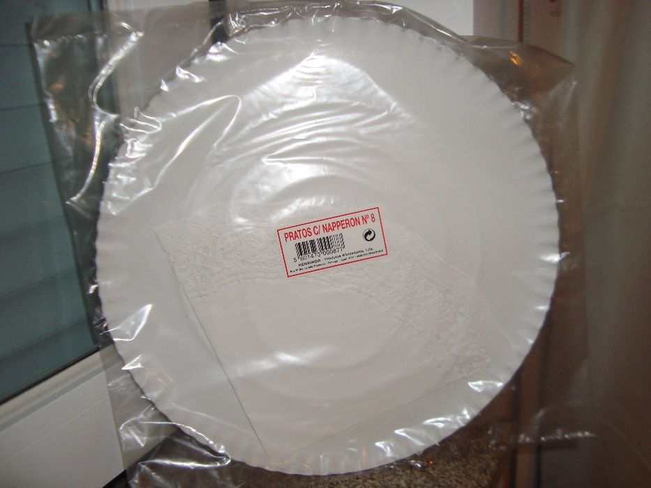 Tabuleiros em papel redondo com naperon para bolos