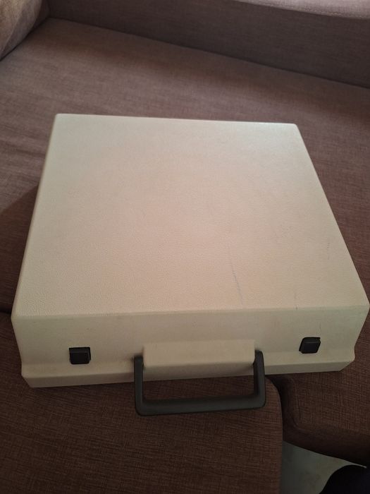 Maquina de escrever antiga olympia
Para colecionar
Com mala incluída