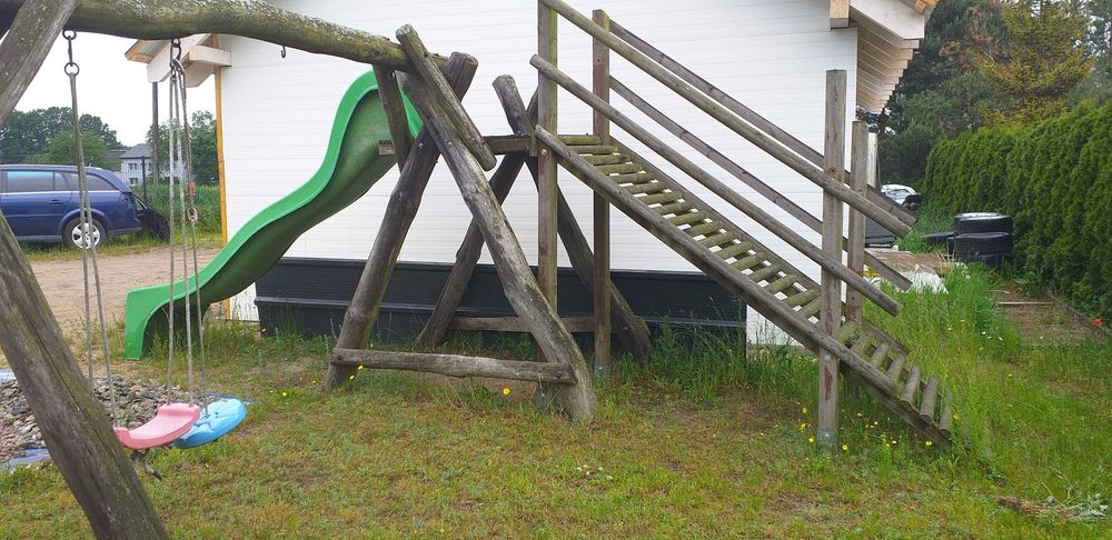 Huśtawka z placem zabaw