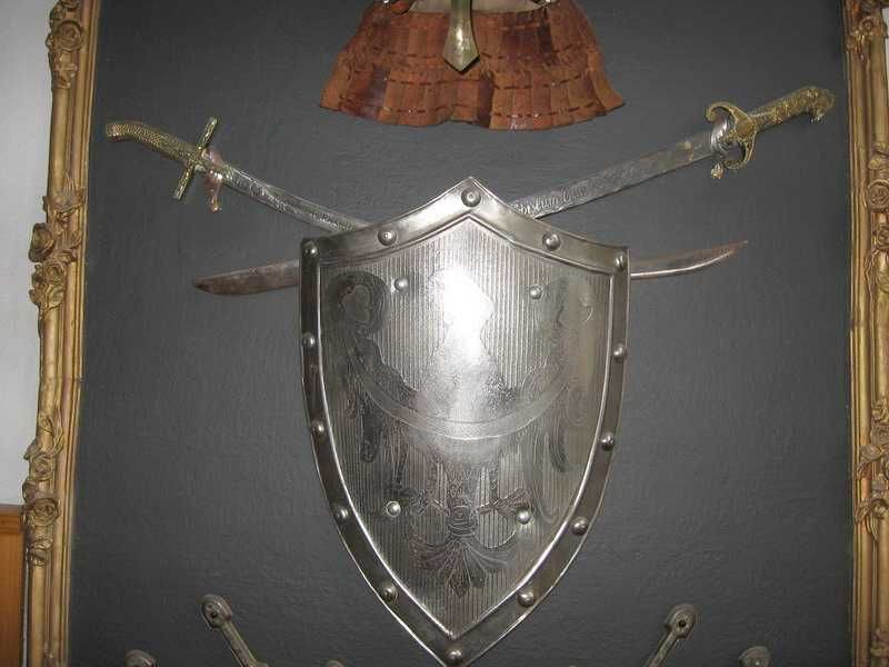 Panoplia komplet na ścianę szable, hełm, tarcza