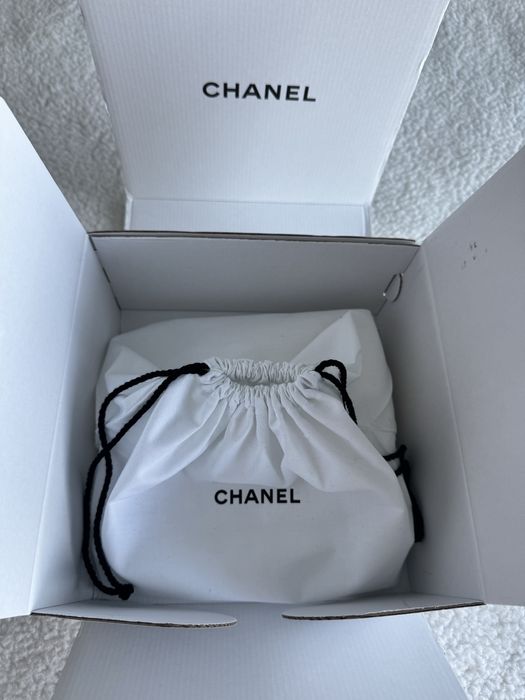 CHANE L biały worek prezentowy czarne logo + pudełko 21/21 cm