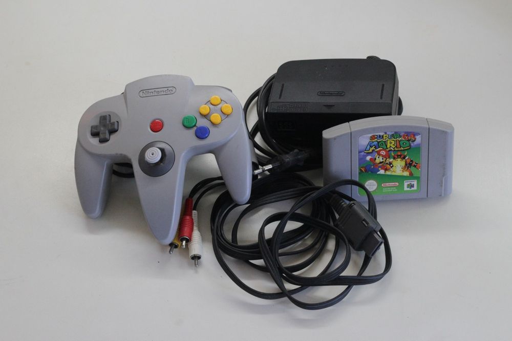 Nintendo 64 (N64) com jogo Super Mario 64
