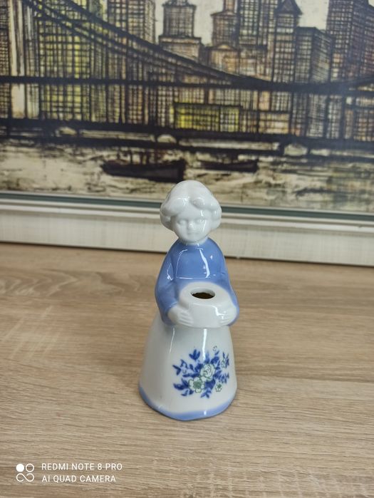 Porcelanowa figurka – świecznik, postać kobiety
