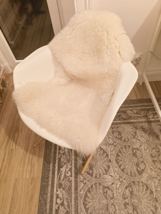 Cadeira de baloiço e pele de ovelha