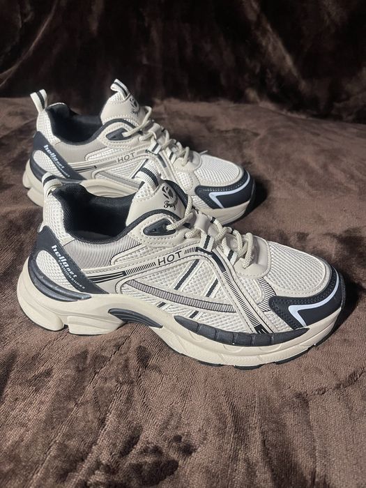 Кросівки жіночі 40 розмір