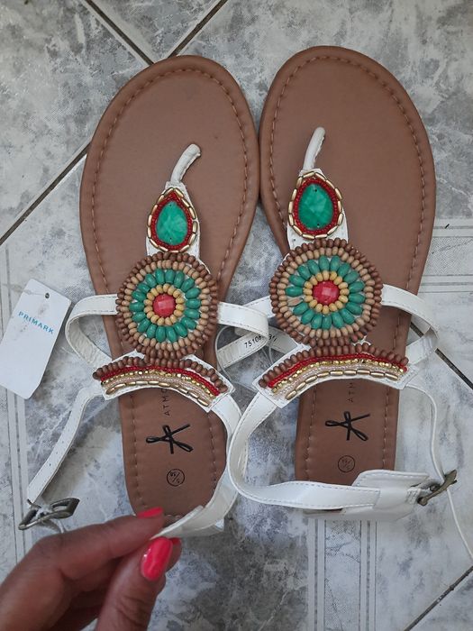 Primark piękne etniczne białe sandałki letnie z koralikami 38