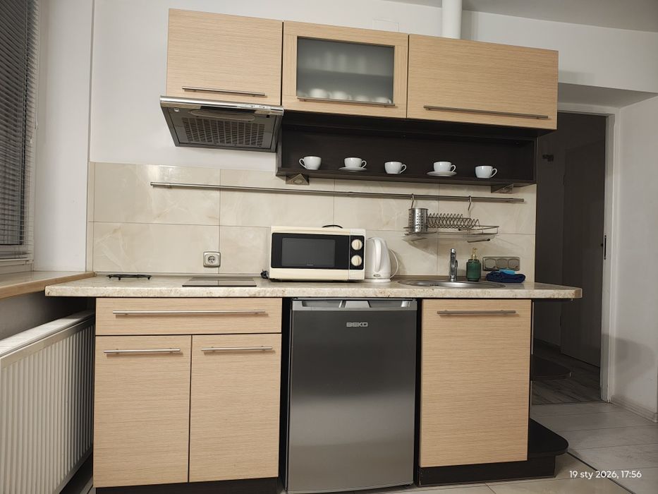 Meble kuchenne, szafka, lustro, stół, krzesła