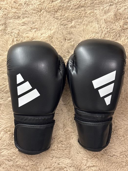 Luvas e ligas das adidas