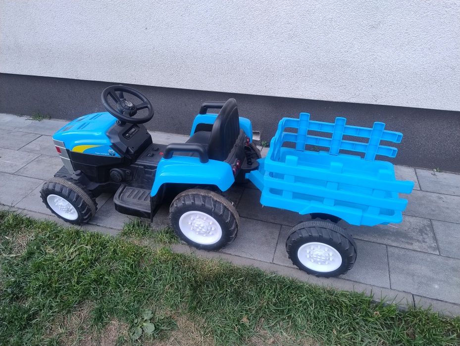Traktor z przyczepą na akumulator