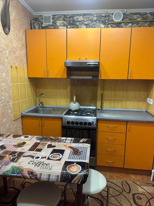 Кухня помаранчевого кольору розмірами 196