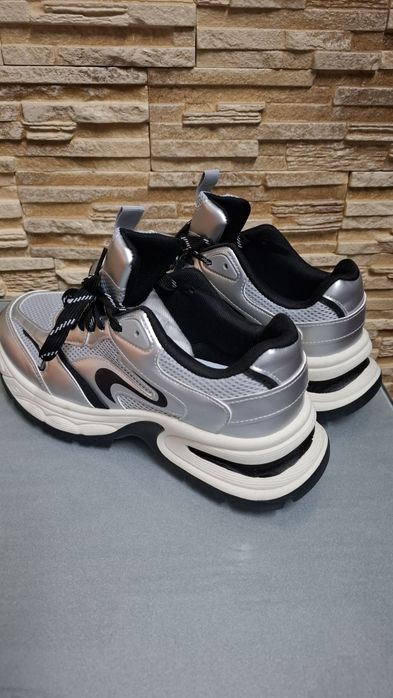 Продам нові кросівки