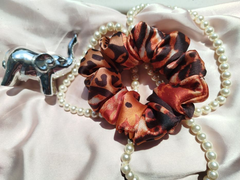 Luksusowa gumka scrunchie animal print wiskoza jedwab