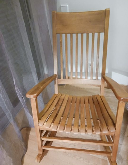 Cristaleira,  mesa, cadeira