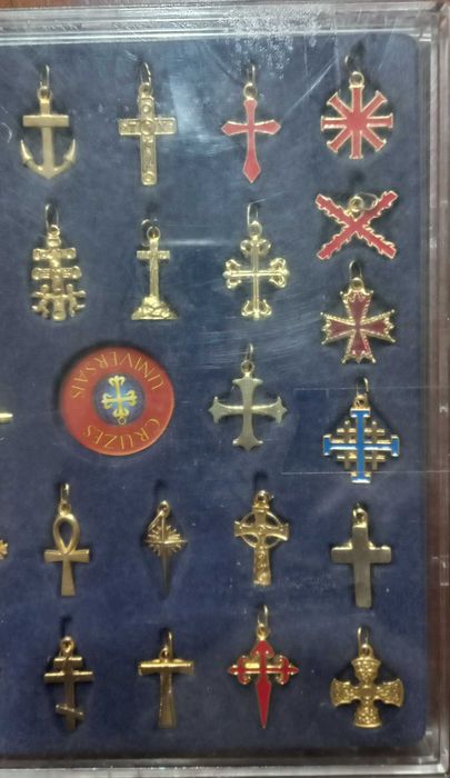 Pendentes, cruzes universais