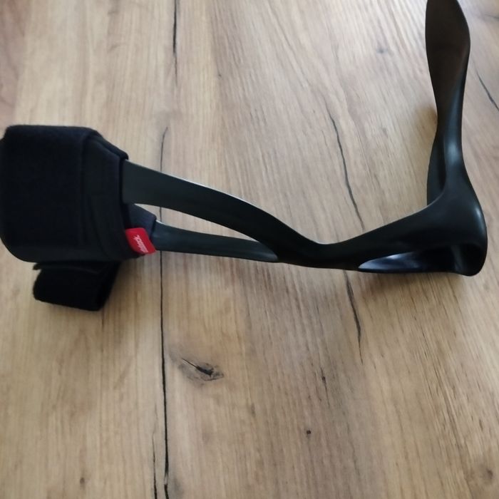 Підтримуючий ортез при відвисаючій стопі.