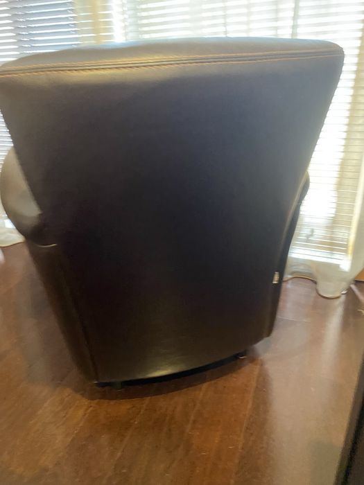 Sofá em pele, na cor castanho e pesponto em bege. Excelente estado