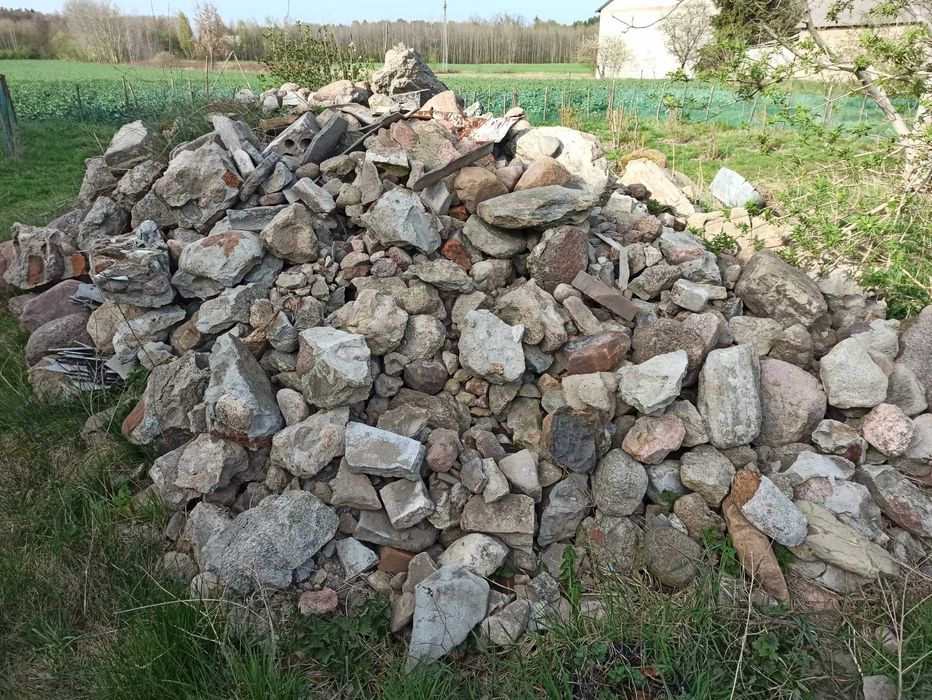 Kamienie polne różnej wielkości