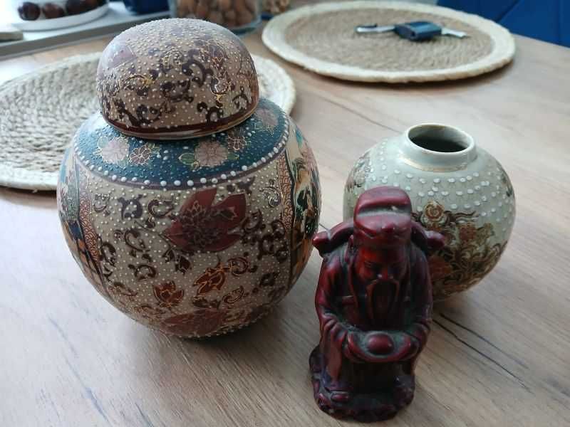 figurka i dwa dzbanuszki