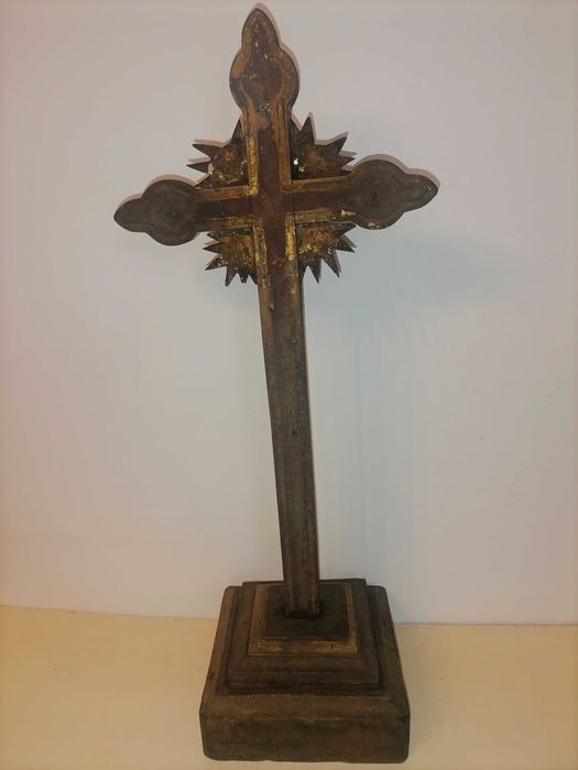 Cricifixo antigo de madeira com base