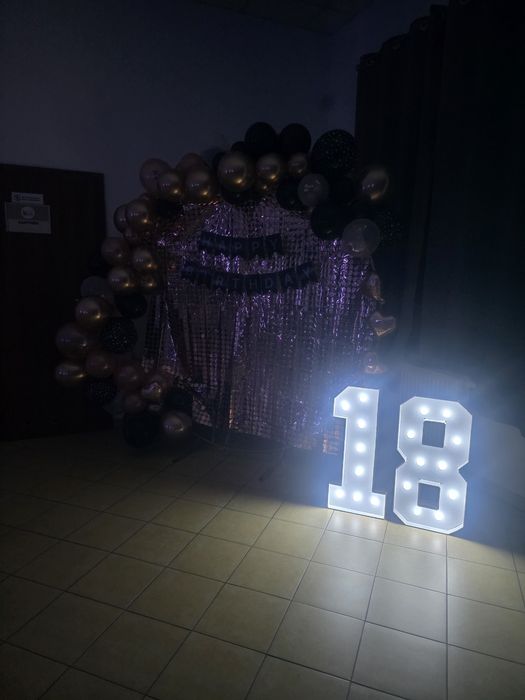 Cyfra 18 plus dekoracje na 18
