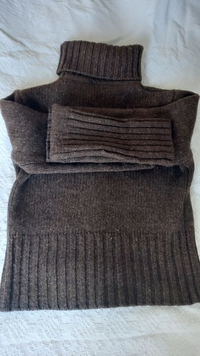 Свитер теплый с высоким воротником .