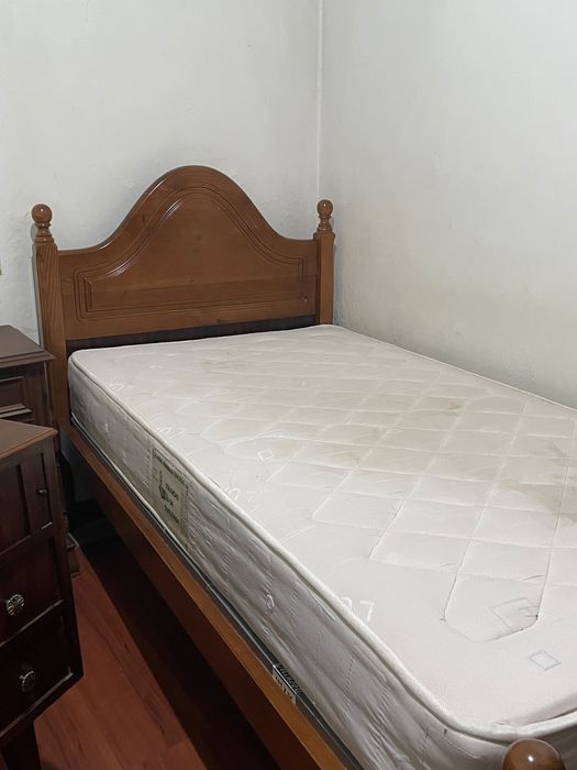 Mobilia de quarto usada (cama e mesinha de cabeceira)