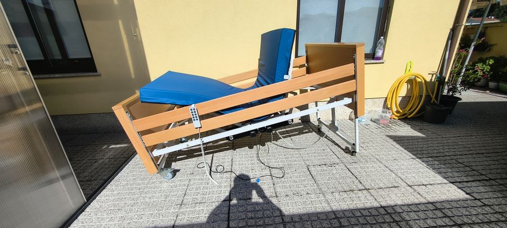 Cama articulada elétrica e elevatória hospitalar