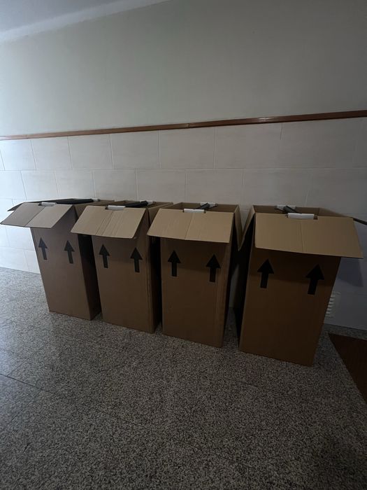 4 Caixas Transporte Roupa em Cruzetas