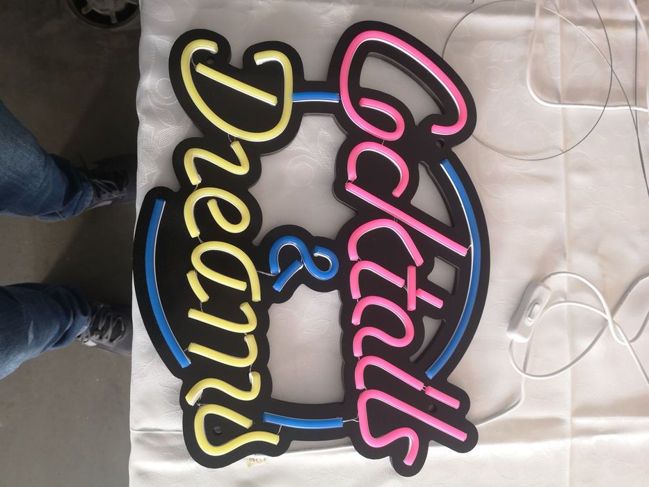 Neon cocktails dreams letreiro luminoso