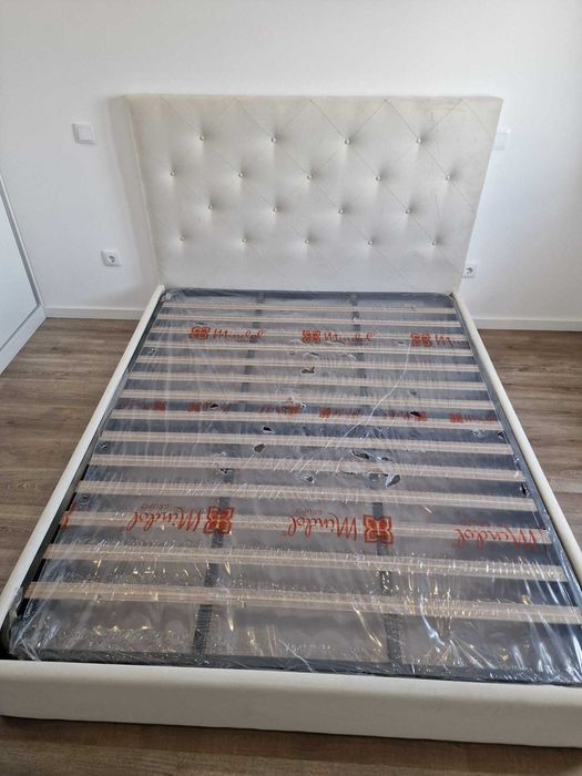 Camas De Casal Estofadas Top de Gama 190x140m Estrado Incluído 199€ !!