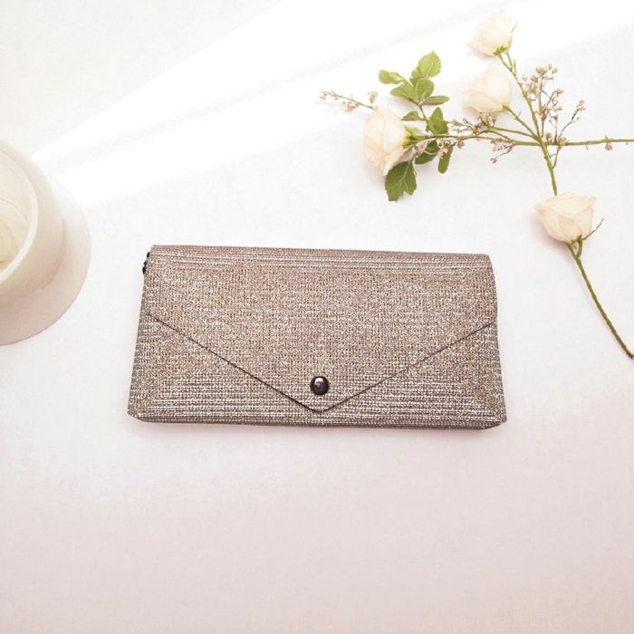 Nowa złota kopertówka na łańcuszku lśniąca wizytowa z brokatem